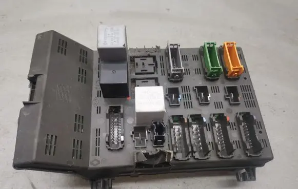 Renault Laguna I Fuse module 7700427845A 7700427845