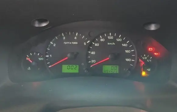 Speedometer (instrument cluster)