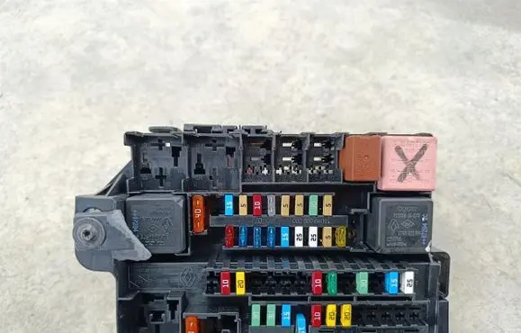 Renault Laguna III Fuse box set 8200758803