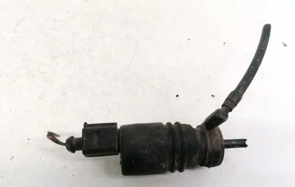 Volkswagen PASSAT B5 Windscreen/windshield washer pump