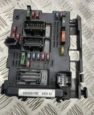 Peugeot 206 Fuse module 9650664180 35058341