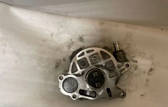 Volkswagen PASSAT B7 Vacuum pump 03L145100