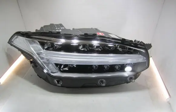 Volvo XC90 Headlight/headlamp 32338953 89916536