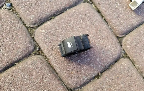 Opel Crossland X Electric window control switch 13483539