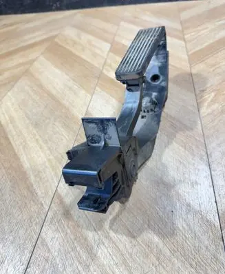 Mercedes-Benz E W211 Accelerator throttle pedal A2033000104