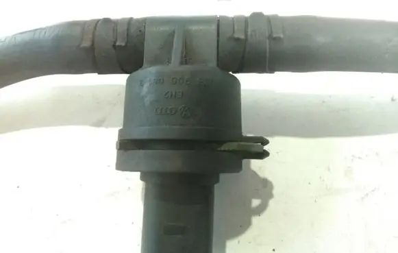 Audi A4 S4 B6 8E 8H Fuel temperature sensor 038906081B