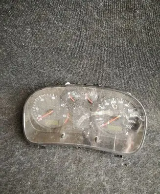 Volkswagen Golf IV Speedometer (instrument cluster) 88311282