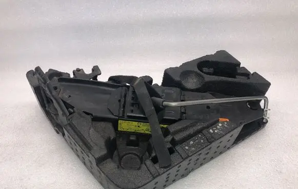 Volkswagen Touareg I Tool set 7L0011031B