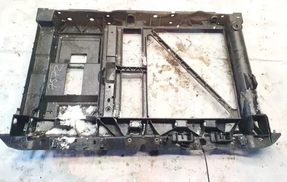 Radiator cooling fan shroud