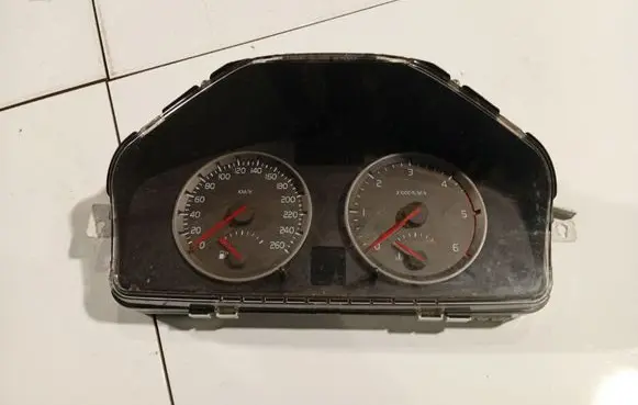 Volvo V50 Speedometer (instrument cluster) 1820000650