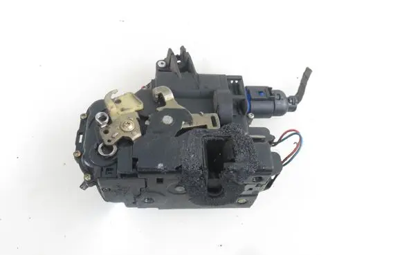 Volkswagen Polo IV 9N3 Front door lock 3B1837015AM