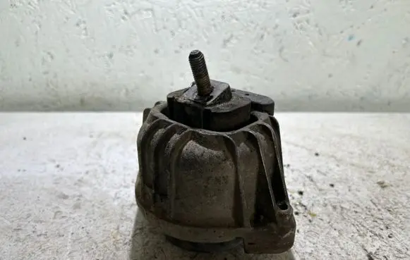 BMW 1 E81 E87 Engine mount bracket