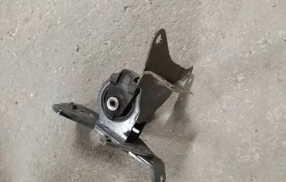 Toyota Yaris Engine mount vacuum valve 