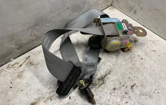 KIA Sorento Front seatbelt 041115