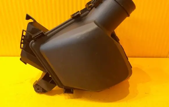 BMW 7 G70 Air filter box 5A1AC95