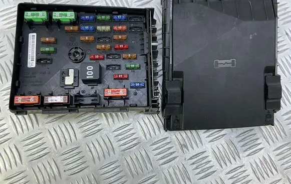 Volkswagen Tiguan Fuse module 3C0937125A 1K0937132F