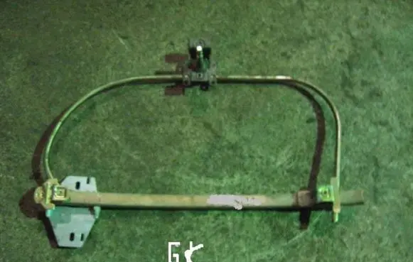 Rear door manual window regulator