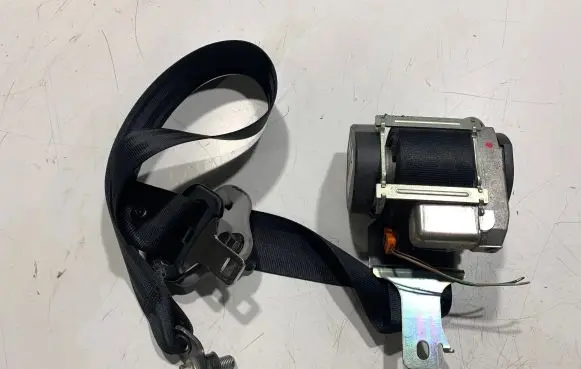 Mazda 3 I Front seatbelt 0435184