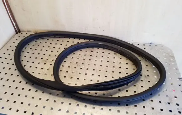 Mercedes-Benz C W205 Rear door rubber seal (on body) A2056970151