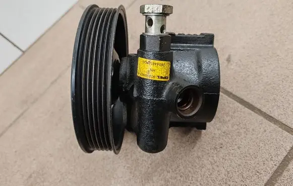 Opel Vectra B Power steering pump 90495957