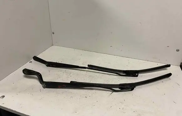 Front wiper blade arm