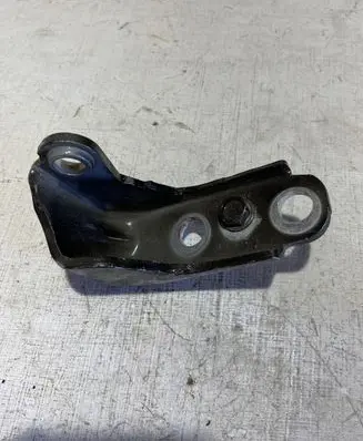 Ford Mustang VI Front door lower hinge P001A
