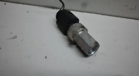 Volkswagen Transporter - Caravelle T5 Air conditioning (A/C) pressure sensor 1K0959126D