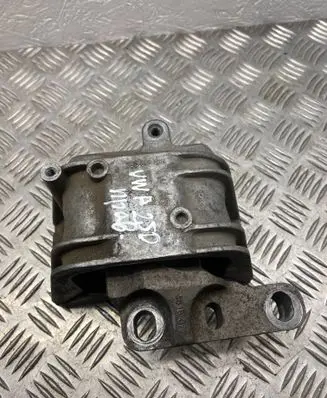 Volkswagen PASSAT B6 Engine mount bracket 1K0199262