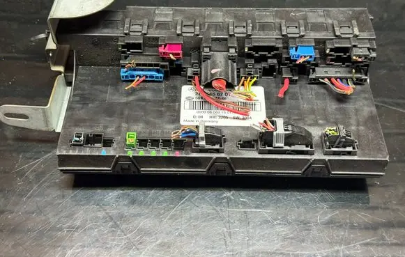 Mercedes-Benz E W211 Fuse module 2115456701 5DK00804746