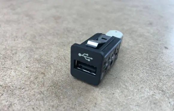BMW 3 E90 E91 USB socket connector 9167196 61319167196 84109237656