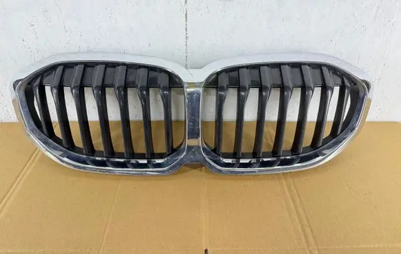 BMW 1 F40 Front bumper upper radiator grill 13725810