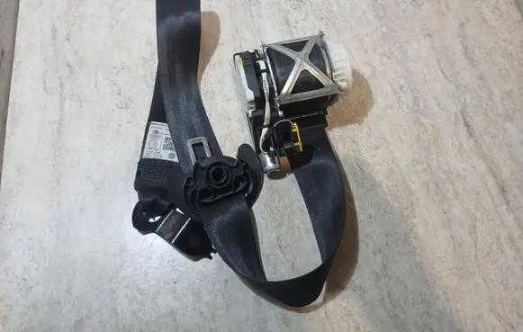 Volkswagen Polo V 6R Front seatbelt 33052214