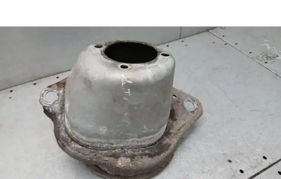 Volvo V70 Shock absorber/damper mounting bracket 