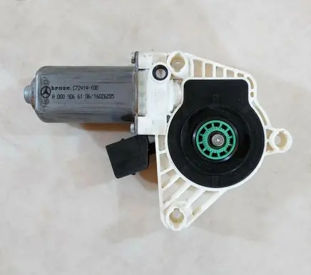 Mercedes-Benz C W205 Front door window regulator motor A0009066106 0009066106