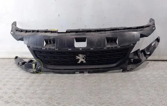 Peugeot Rifter Front bumper upper radiator grill 9818281980