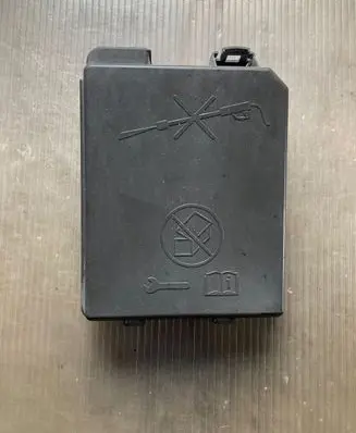 Chevrolet Trax Fuse box cover 95131341