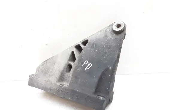 Mercedes-Benz S W220 Engine mounting bracket A6132231004