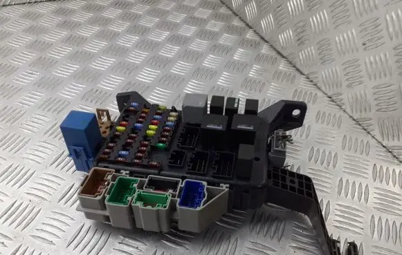 Ford Mondeo Mk III Fuse box cover 1S7T-14A301