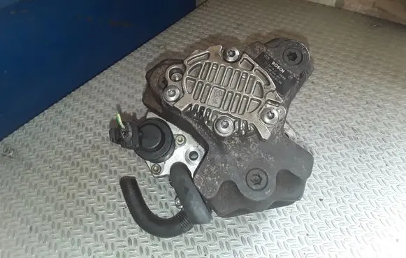 Volvo S60 Fuel injection high pressure pump 8642777