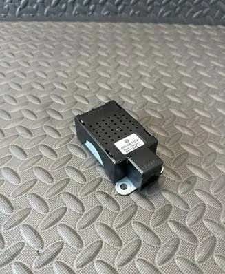 Volkswagen Golf VI Aerial antenna amplifier 5M0035570B