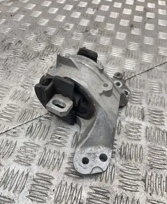 Peugeot 508 Engine mount bracket