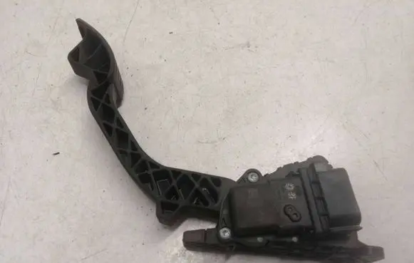 Ford C-MAX I Accelerator throttle pedal 3M519F836AE 6PV00864110