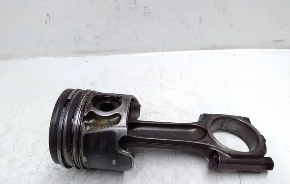 Ford Galaxy Piston with connecting rod 085190