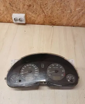 Volkswagen Sharan Speedometer (instrument cluster) 7M0920821J