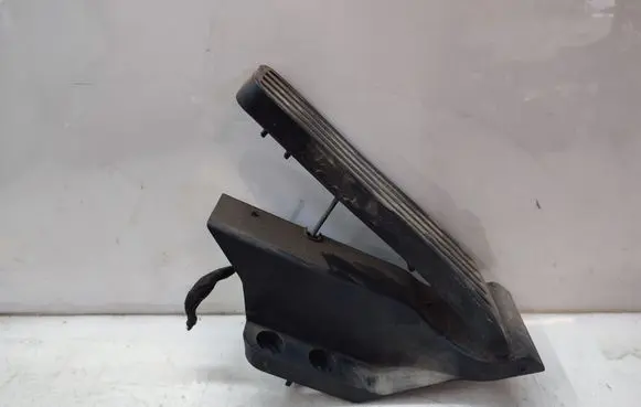 Accelerator throttle pedal