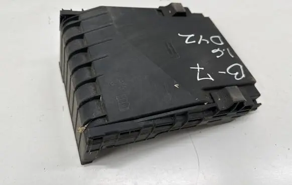 Volkswagen PASSAT B7 Fuse box cover 1K0937132F