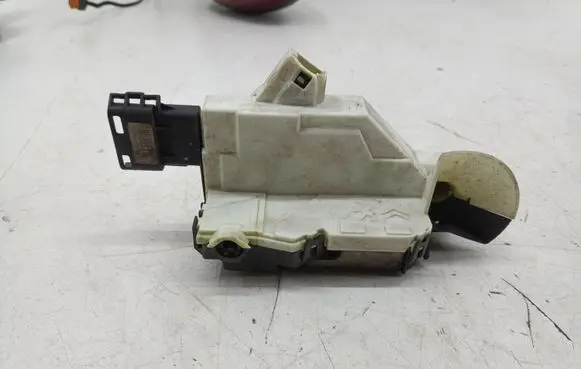 Citroen C5 Front door lock A01772