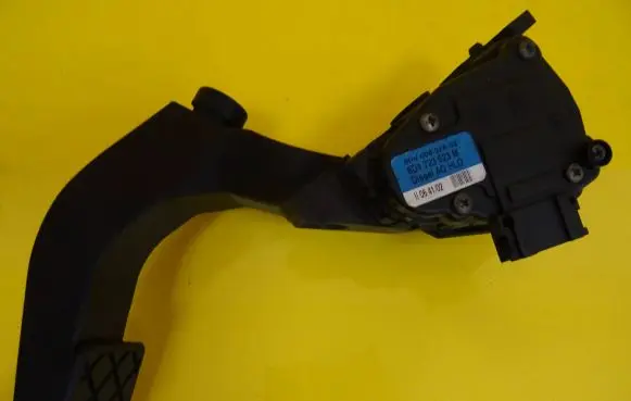 Volkswagen PASSAT B5 Accelerator throttle pedal 8D1723523M