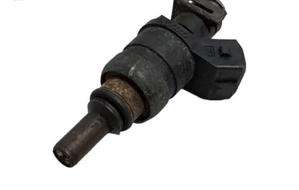 Volkswagen Golf IV Fuel injector 06A906031D