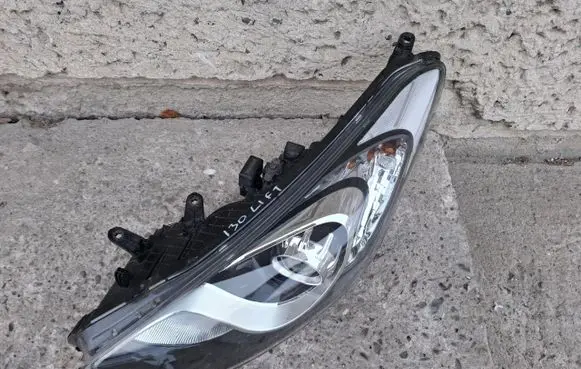 Hyundai i30 Headlight/headlamp 